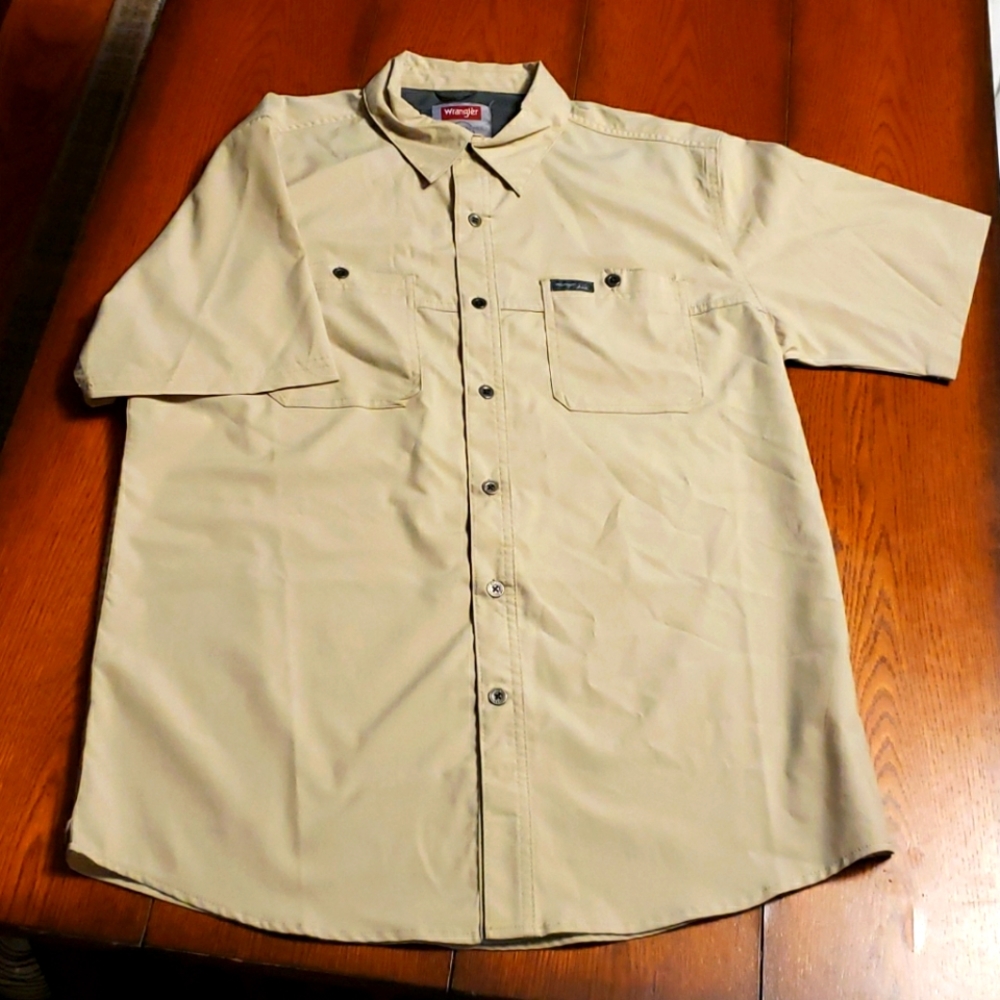 Mens Wrangler button up shirt.